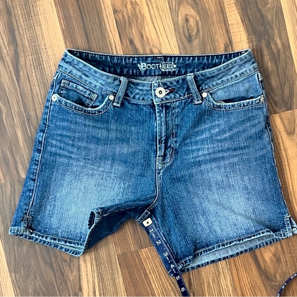 BootHeel Trading Co. Fairfax High Rise Slit Side Denim Jean Shorts – Size 27 - Picture 12 of 16